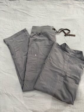 Figs Women's Gray Cargo Scrub Set - Drawstring Waist